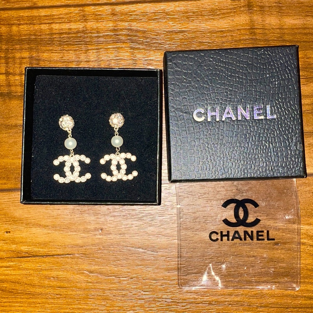 Metal, Glass Pearls & Resin
Gold, Pearly White & Crystal